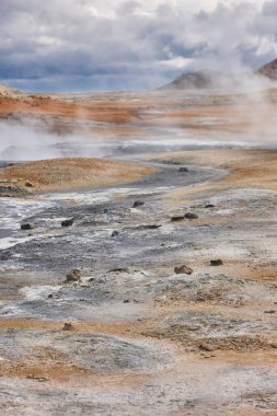 Aktif volkanik alan. Jeotermik bacalar sülfür suları. Krafla. İzlanda