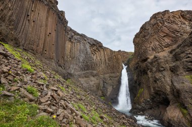 Resimli Litlanesfoss şelalesi ve bazaltik kayalar. Lagarfljot. Doğu fiyortlarında. İzlanda