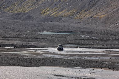 Eyjafjalajokul volkanik alanı. 4wd aracı nehri geçiyor. Güney İzlanda