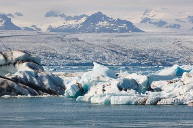 Buzdağları, göl ve karlı dağlar. Jokulsarlon, Güneydoğu bölgesi. İzlanda. 