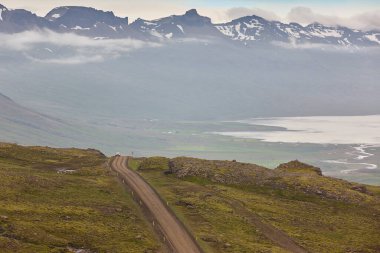 Picturesque Berufjordur fiyortu ve 939 çakıl yolu. Doğu fiyortlarında. İzlanda