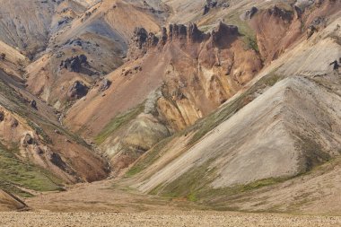 Fjallabak bölgesinde ryolit oluşumları olan volkanik manzaralar. Güney İzlanda.