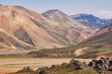 Fjallabak bölgesinde ryolit oluşumları olan volkanik manzaralar. Güney İzlanda.