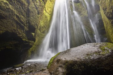 Seljalandsfoss şelalesinin yakınındaki şelalede. Eyjafjalajokul bölgesi. İzlanda. 