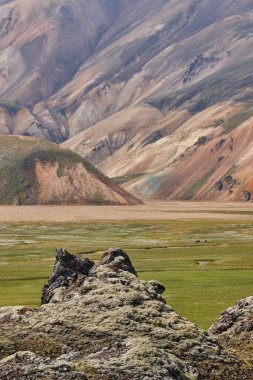 Rhyolite oluşumları olan volkanik bir manzara. Fjallabak. İzlanda dönüm noktası
