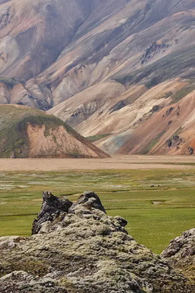 Rhyolite oluşumları olan volkanik bir manzara. Fjallabak. İzlanda dönüm noktası