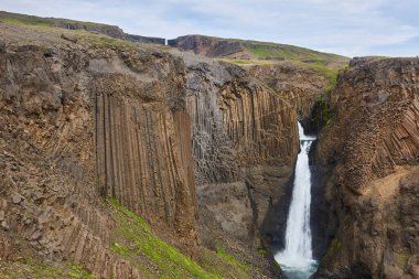 Resimli Litlanesfoss şelalesi ve bazaltik kayalar. Lagarfljot. Doğu fiyortlarında. İzlanda