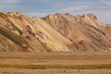 Fjallabak bölgesinde ryolit oluşumları olan volkanik manzaralar. Güney İzlanda.