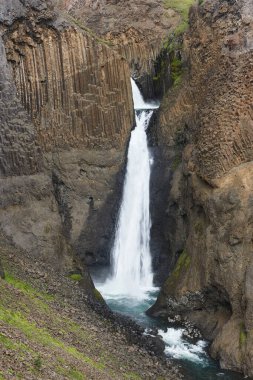 Resimli Litlanesfoss şelalesi ve bazaltik kayalar. Lagarfljot. Doğu fiyortlarında. İzlanda