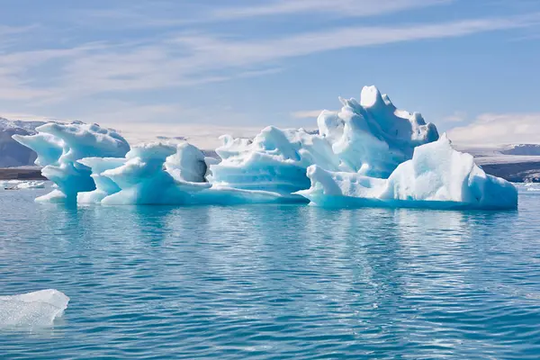 Buzdağları, göl ve karlı dağlar. Jokulsarlon, Güneydoğu bölgesi. İzlanda. 