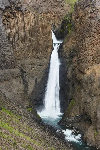 Resimli Litlanesfoss şelalesi ve bazaltik kayalar. Lagarfljot. Doğu fiyortlarında. İzlanda