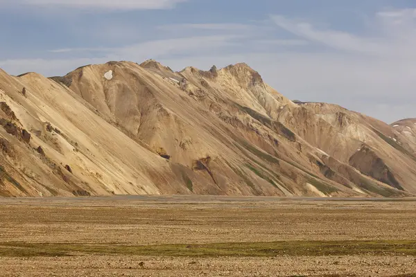 Fjallabak bölgesinde ryolit oluşumları olan volkanik manzaralar. Güney İzlanda.