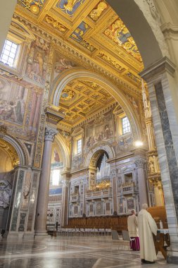 Saint John Lateran iç mekanının başyapıtı. Ayin kutlaması. Roma, İtalya