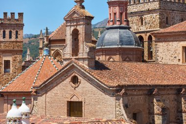 Guadalupe manastırı ve resimli antika binalar. Çatlaklar, Extremadura. İspanya