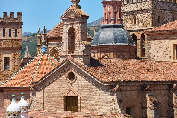 Guadalupe manastırı ve resimli antika binalar. Çatlaklar, Extremadura. İspanya