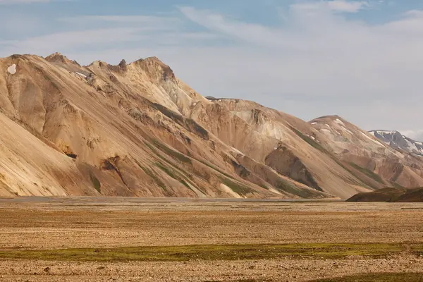 Fjallabak bölgesinde ryolit oluşumları olan volkanik manzaralar. Güney İzlanda.