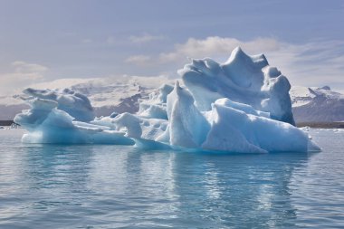 Buz kütleli Fjall-jokull buzul gölü. İzlanda dönüm noktası