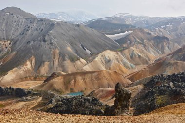 Rhyolite oluşumları olan volkanik bir manzara. Fjallabak. İzlanda dönüm noktası