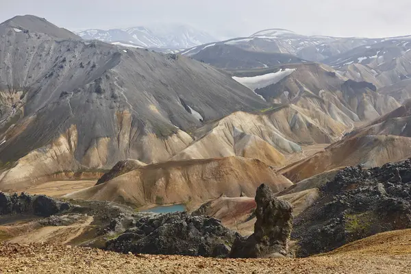 Rhyolite oluşumları olan volkanik bir manzara. Fjallabak. İzlanda dönüm noktası