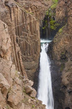 Resimli Litlanesfoss şelalesi ve bazaltik kayalar. Lagarfljot. Doğu fiyortlarında. İzlanda