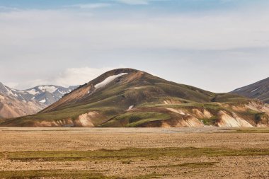 Fjallabak bölgesinde ryolit oluşumları olan volkanik manzaralar. Güney İzlanda.