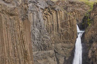 Resimli Litlanesfoss şelalesi ve bazaltik kayalar. Lagarfljot. Doğu fiyortlarında. İzlanda