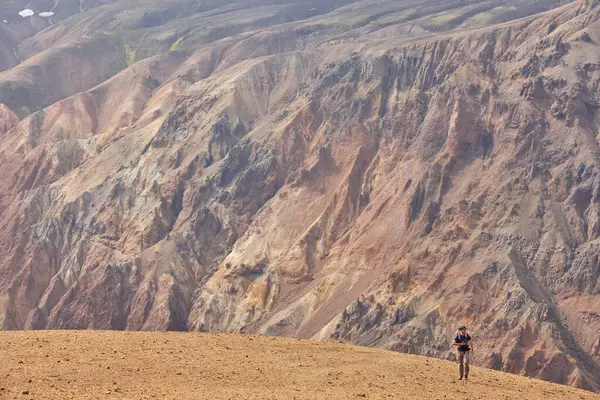 Fjallabak bölgesinde yürüyüş yapan bir yürüyüşçü. Volkanik manzara manzarası. Güney İzlanda.