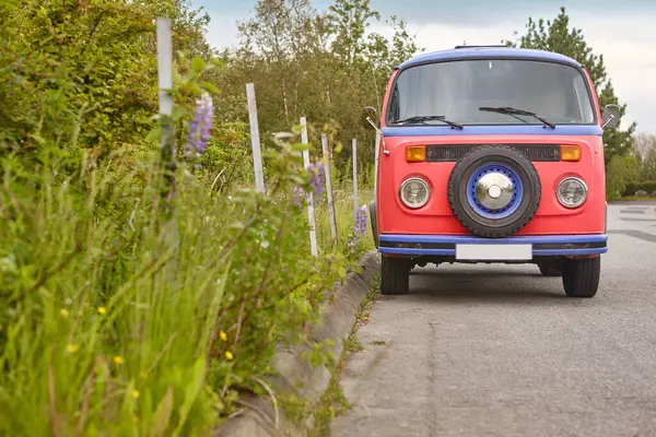 Klasik model Van VW T2. Retro kamp aracı. Klasik minibüs