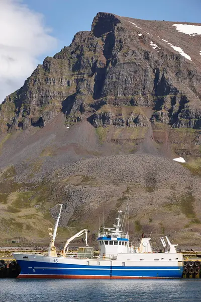 Tekne ve dağlarla dolu bir liman. Bolungarvik bölgesi. İzlanda