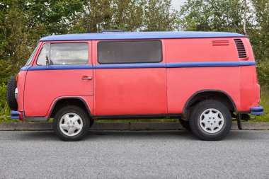 Klasik model Van VW T2. Retro kamp aracı. Klasik minibüs