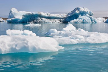 Buzdağları, göl ve karlı dağlar. Jokulsarlon, Güneydoğu bölgesi. İzlanda