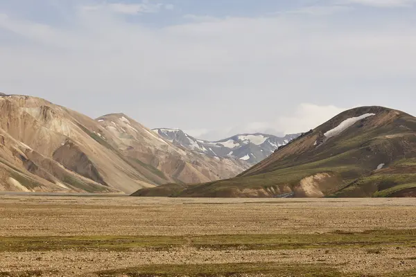 Fjallabak bölgesinde ryolit oluşumları olan volkanik manzaralar. Güney İzlanda.