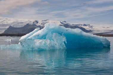 Buzdağları, göl ve karlı dağlar. Jokulsarlon, Güneydoğu bölgesi. İzlanda. 
