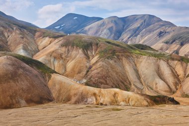 Fjallabak bölgesinde ryolit oluşumları olan volkanik manzaralar. Güney İzlanda.