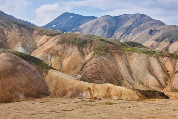 Fjallabak bölgesinde ryolit oluşumları olan volkanik manzaralar. Güney İzlanda.