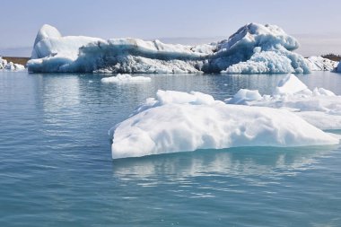 Buzdağları, göl ve karlı dağlar. Jokulsarlon, Güneydoğu bölgesi. İzlanda