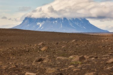 Herdubreid Dağı. Highland bölgesi. F88 Yolu. İzlanda 'nın muhteşem manzarası