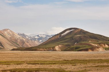 Fjallabak bölgesinde ryolit oluşumları olan volkanik manzaralar. Güney İzlanda.
