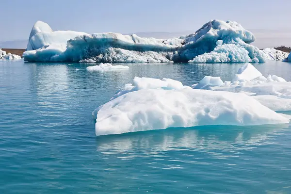 Buzdağları, göl ve karlı dağlar. Jokulsarlon, Güneydoğu bölgesi. İzlanda