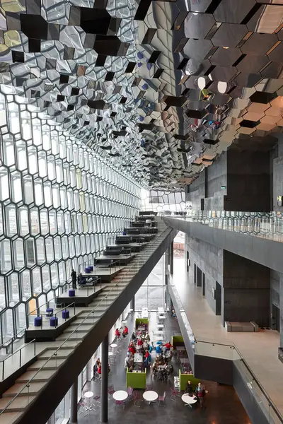 Harpa Konser Salonu ve Konferans Merkezi. Kapalı alanda. Reykjavik. İzlanda