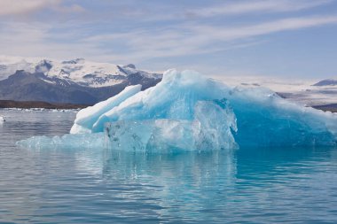 Buzdağları, göl ve karlı dağlar. Jokulsarlon, Güneydoğu bölgesi. İzlanda. 
