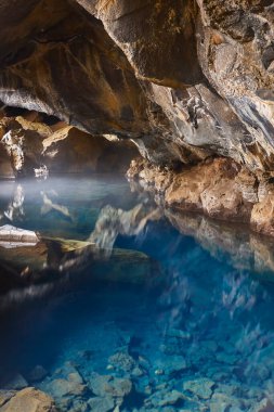  Mavi sıcak suyu olan resim gibi bir mağara. Grjotagja. Myvatn. İzlanda