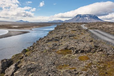 Herdubreid Dağı. Highland bölgesi. F88 Yolu. İzlanda 'nın muhteşem manzarası