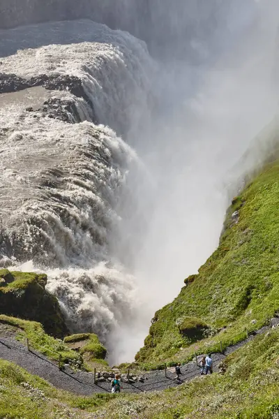 Büyük Gullfoss şelalesi. Güney bölgesi. Altın Çember rotası. İzlanda simgesi. 