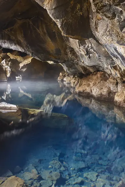  Mavi sıcak suyu olan resim gibi bir mağara. Grjotagja. Myvatn. İzlanda