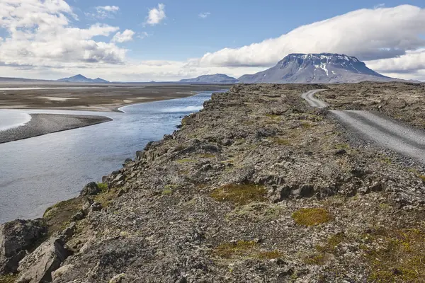Herdubreid Dağı. Highland bölgesi. F88 Yolu. İzlanda 'nın muhteşem manzarası