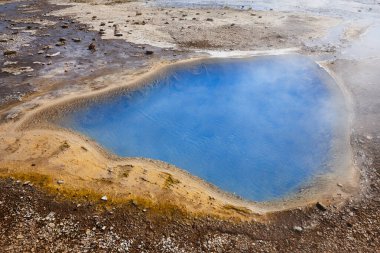 Strokkur gayzer sülfür sıcak su. İzlanda tarihi doğa cazibesi