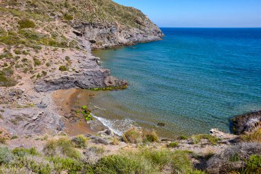 Murcia 'daki Akdeniz kıyısı. Calblanque doğal parkı ve plajı. İspanya