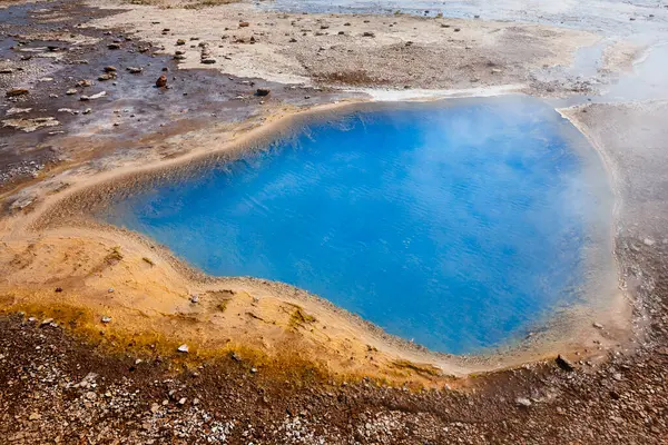 Strokkur gayzer sülfür sıcak su. İzlanda tarihi doğa cazibesi