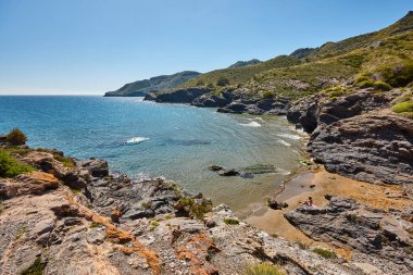 Murcia 'daki Akdeniz kıyısı. Calblanque doğal parkı ve plajı. İspanya